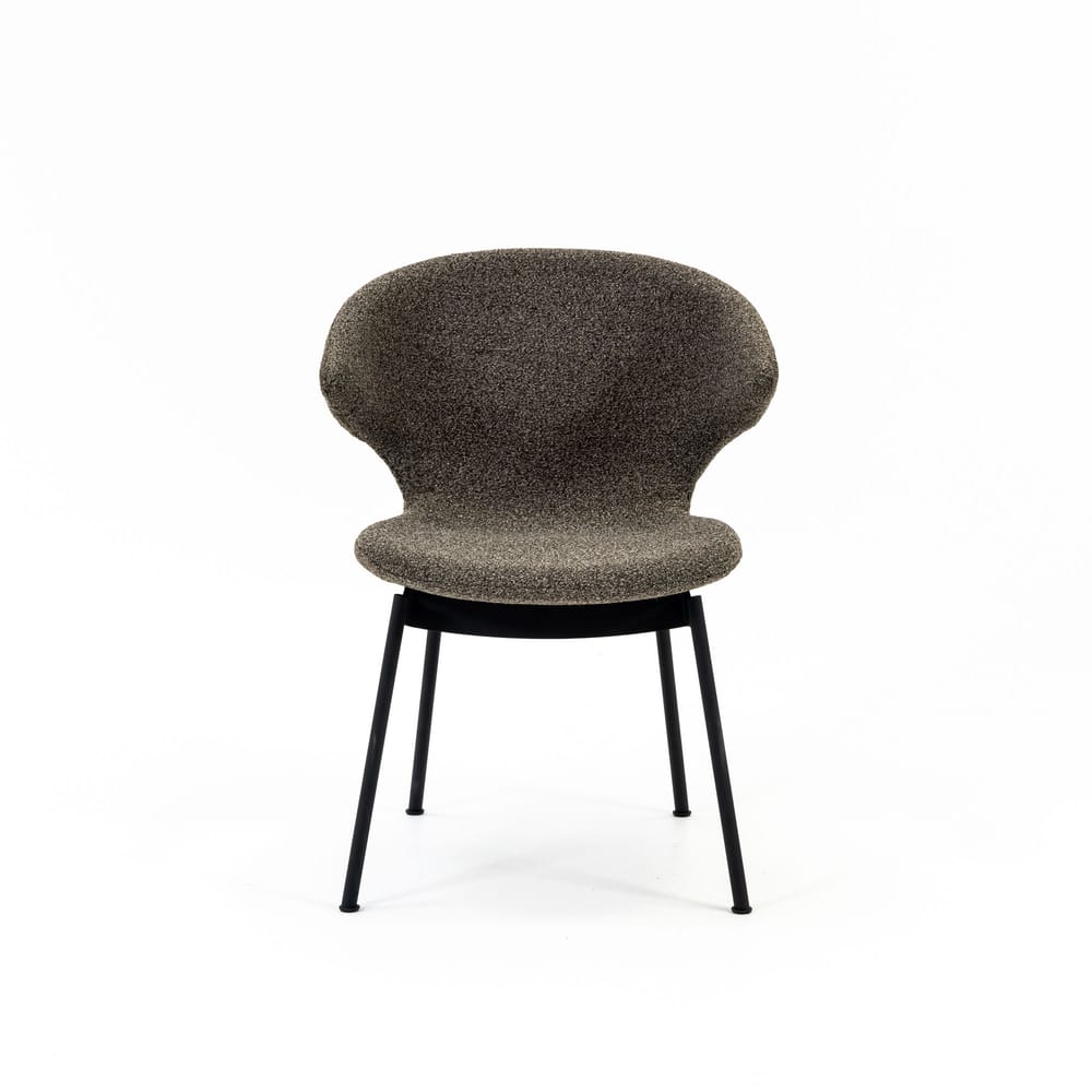 Case Furniture Ella Dining Chair เก้าอี้รับประทานอาหารดีไซน์โค้งล้อมตัว บุผ้า Fine Bouclé สี Pepper หรือ Sable พร้อมฐานให้เลือกทั้งเหล็กดำ สเตนเลส ไม้โอ๊ค และไม้วอลนัต