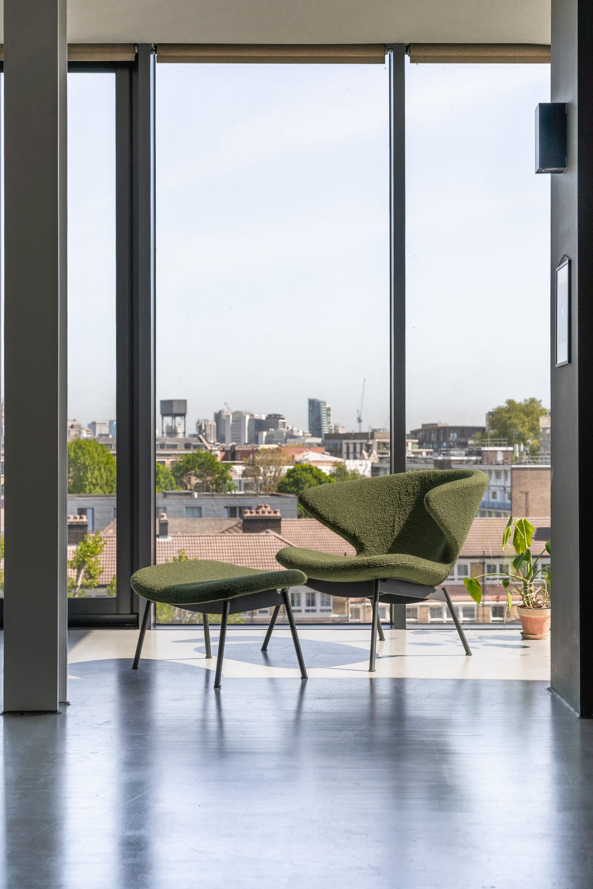 Case Furniture Ella Ottoman สตูลพักเท้าทรงโมเดิร์น หุ้มผ้า Bouclé เนื้อนุ่ม พร้อมฐานให้เลือก 4 แบบ ทั้งเหล็กดำ สเตนเลส ไม้โอ๊ค และไม้วัลนัต ออกแบบโดย Matthew Hilton ใช้คู่กับ Ella Lounge Chair