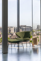 Case Furniture Ella Ottoman สตูลพักเท้าทรงโมเดิร์น หุ้มผ้า Bouclé เนื้อนุ่ม พร้อมฐานให้เลือก 4 แบบ ทั้งเหล็กดำ สเตนเลส ไม้โอ๊ค และไม้วัลนัต ออกแบบโดย Matthew Hilton ใช้คู่กับ Ella Lounge Chair