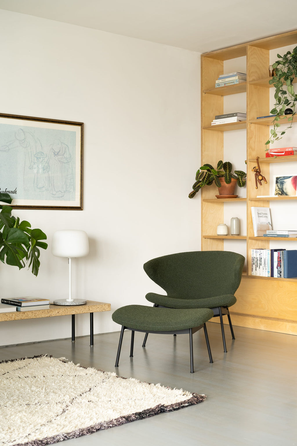 Case Furniture Ella Ottoman สตูลพักเท้าทรงโมเดิร์น หุ้มผ้า Bouclé เนื้อนุ่ม พร้อมฐานให้เลือก 4 แบบ ทั้งเหล็กดำ สเตนเลส ไม้โอ๊ค และไม้วัลนัต ออกแบบโดย Matthew Hilton ใช้คู่กับ Ella Lounge Chair