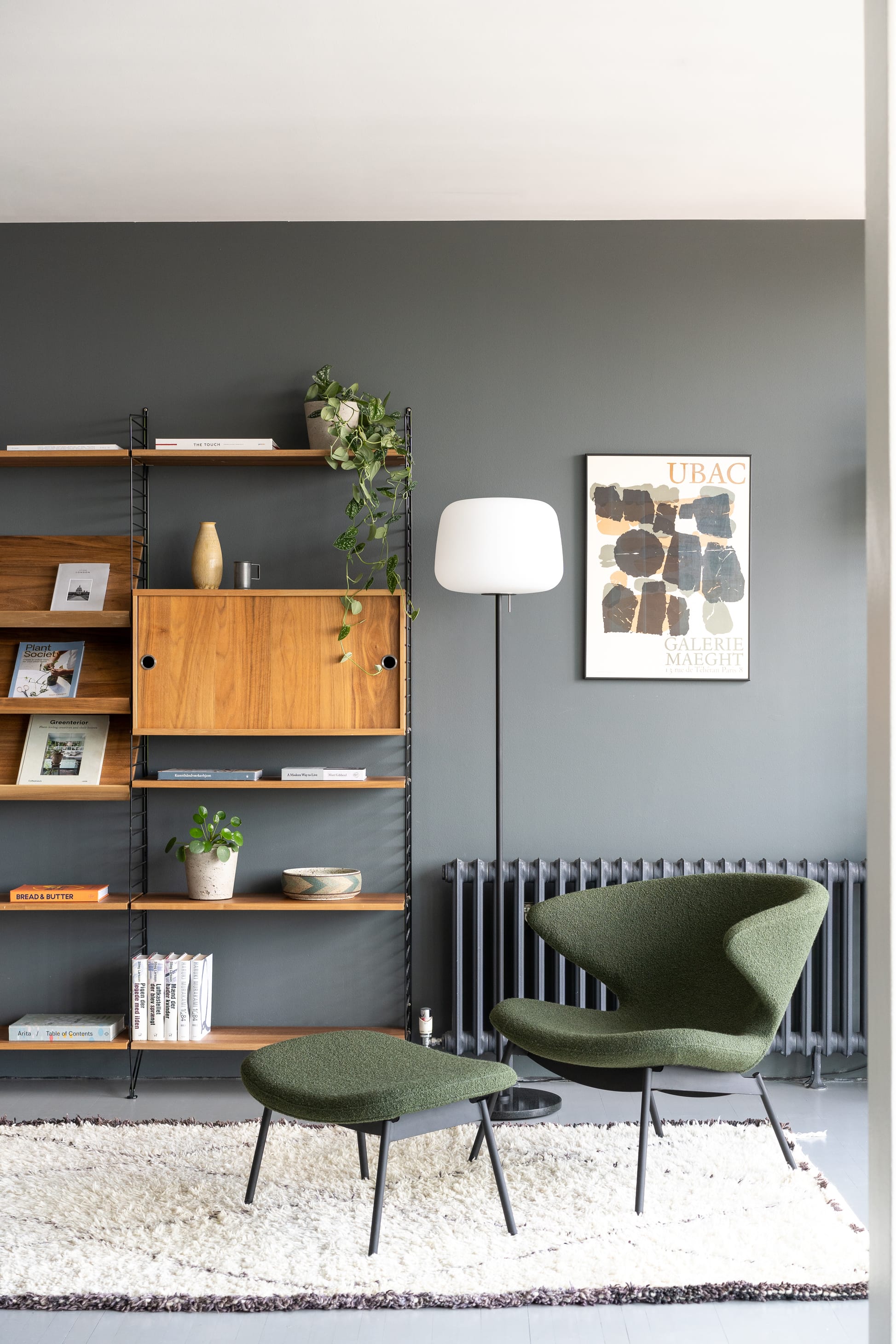 Case Furniture Ella Ottoman สตูลพักเท้าทรงโมเดิร์น หุ้มผ้า Bouclé เนื้อนุ่ม พร้อมฐานให้เลือก 4 แบบ ทั้งเหล็กดำ สเตนเลส ไม้โอ๊ค และไม้วัลนัต ออกแบบโดย Matthew Hilton ใช้คู่กับ Ella Lounge Chair