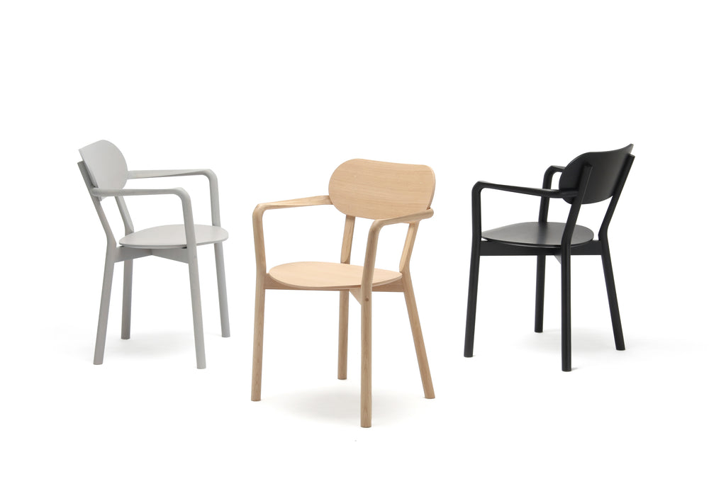 เก้าอี้ Karimoku New Standard Castor Armchair Plus เก้าอี้ไม้โอ๊คญี่ปุ่นพร้อมที่วางแขน เหมาะสำหรับโต๊ะอาหาร ห้องประชุม และพื้นที่ใช้งานภายใน
