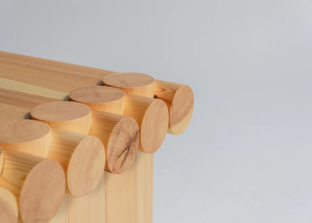 Vaarnii 004 Coffee Table โต๊ะกลางไม้ pine โครงสร้างขนาดใหญ่ พร้อมรายละเอียดรอยต่อไม้แบบเด่นชัด