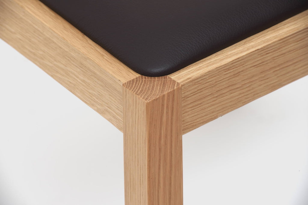 Case Furniture Profile Chair เก้าอี้ไม้เนื้อแข็งพร้อมเบาะหนังแท้ ดีไซน์เพรียว นั่งสบาย มีให้เลือกโครงโอ๊ค วอลนัต หรือสีดำ พร้อมเบาะหนัง Black หรือ Cream