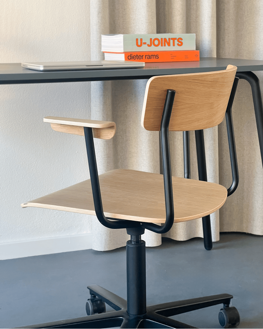 เก้าอี้ Cross Task Chair จาก TAKT แบรนด์เฟอร์นิเจอร์ร่วมสมัยจากเดนมาร์ก ออกแบบโดย Pearson Lloyd เพื่อผสมผสานความเรียบง่ายแบบสแกนดิเนเวียเข้ากับฟังก์ชันการทำงานในชีวิตจริง โครงสร้างเหล็กรีไซเคิลและไม้โอ๊กแท้รับรอง FSC® ให้ความมั่นคงและความอบอุ่นในเวลาเดียวกัน ปรับระดับความสูง หมุนได้ 360 องศา และออกแบบให้ประกอบง่าย ซ่อมได้ทุกชิ้นส่วนตามแนวคิด Perpetual Sustainable Design เพื่อยืดอายุการใช้งานและลดการสิ้นเปลือง สะท้อนความงามของงานออกแบบที่สมดุลระหว่างประโยชน์ใช้สอยและความยั่งยืน จัดจำหน่ายโดย Old Pine Trees