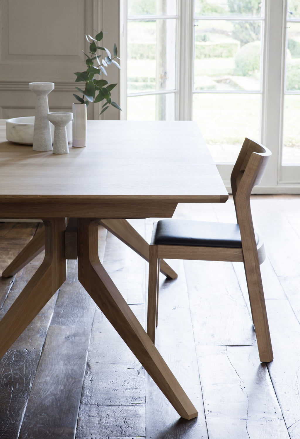 Case Furniture Profile Chair เก้าอี้ไม้เนื้อแข็งพร้อมเบาะหนังแท้ ดีไซน์เพรียว นั่งสบาย มีให้เลือกโครงโอ๊ค วอลนัต หรือสีดำ พร้อมเบาะหนัง Black หรือ Cream