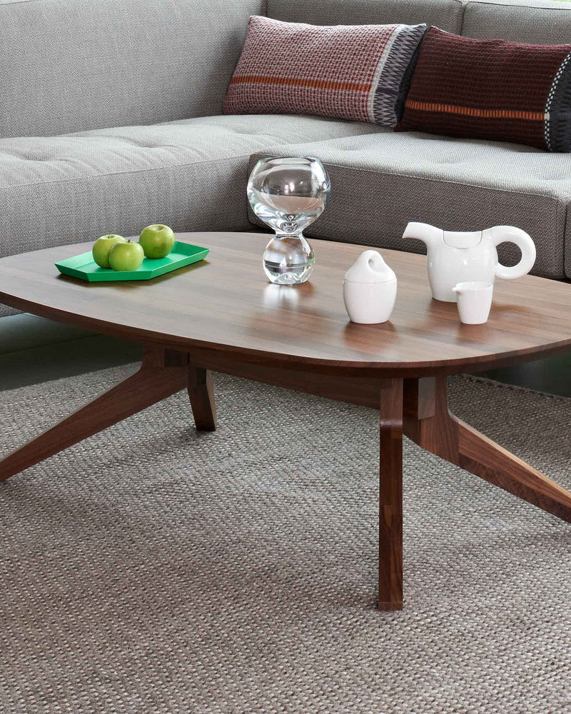 โต๊ะกาแฟ Cross Coffee Table จาก Case Furniture โดย Matthew Hilton หน้าไม้โอ๊ควีนียร์ โครงไม้แท้ ดีไซน์เรียบ แข็งแรง และเป็นธรรมชาติ จำหน่ายโดย Oldpinetrees.