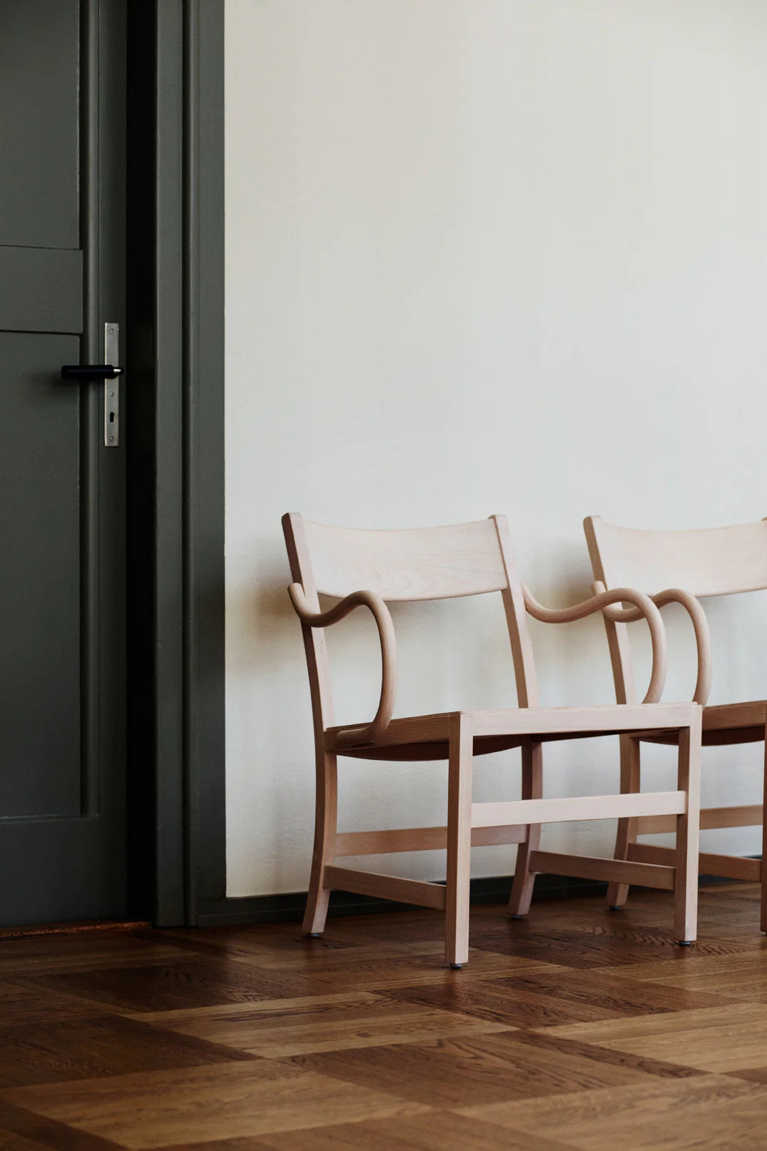 Massproductions Waiter XL Easy Chair (Made to Order)