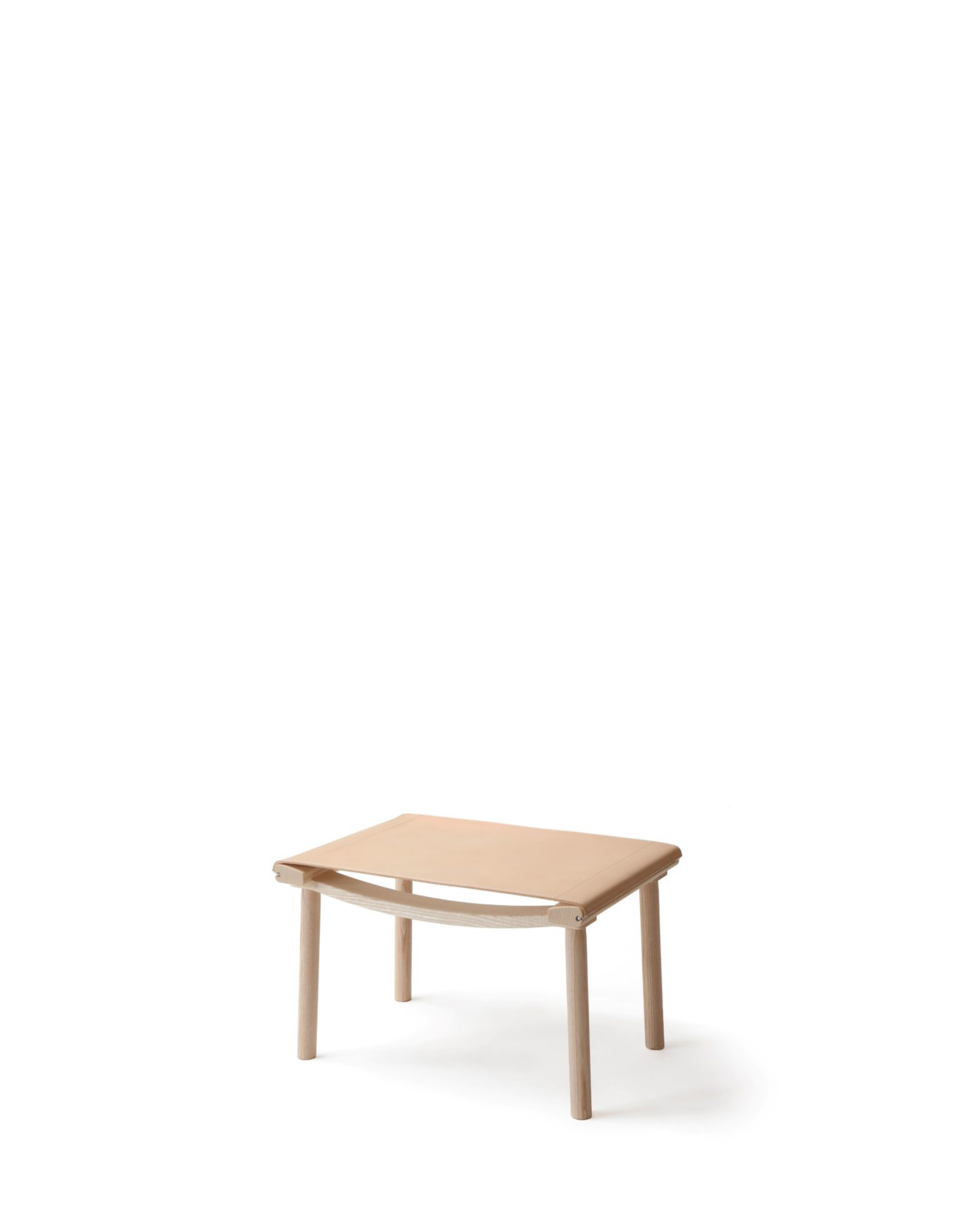 Nikari December Ottoman ottoman โครง ash หรือ oak พร้อม linen canvas หรือ natural-tanned leather ออกแบบโดย Jasper Morrison และ Wataru Kumano
