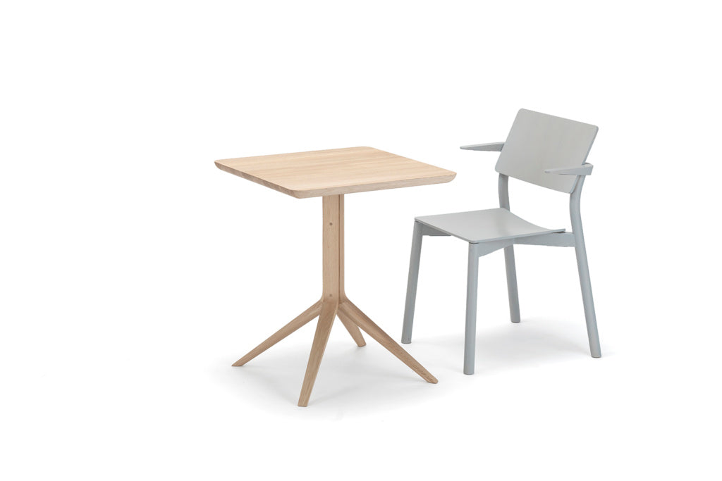 Karimoku New Standard Scout Bistro Table Square โต๊ะไม้โอ๊คขากลางหน้าโต๊ะสี่เหลี่ยมดีไซน์มินิมอล ออกแบบโดย Christian Haas
