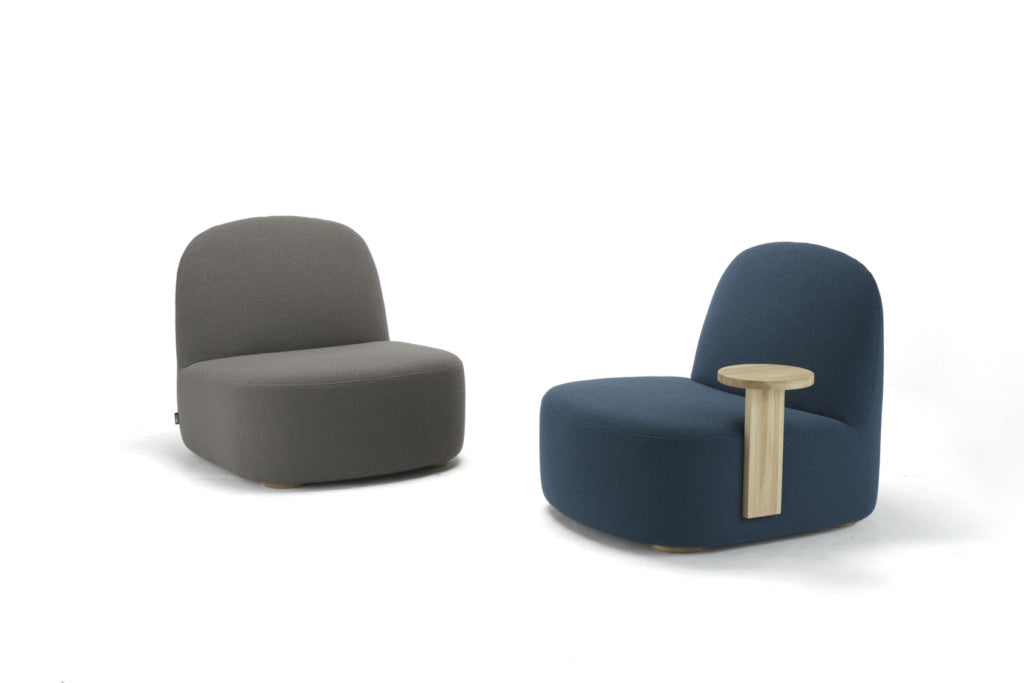 Karimoku New Standard Polar Lounge Chair L with Side Table Left เก้าอี้เลานจ์เบาะบุผ้าพร้อมโต๊ะข้างไม้โอ๊ค ออกแบบโดย Moritz Schlatter