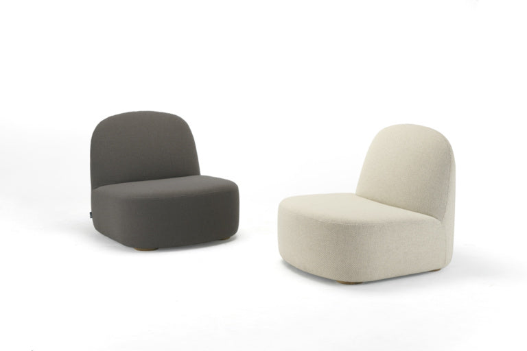 Karimoku New Standard Polar Lounge Chair L เก้าอี้เลานจ์เบาะบุผ้าฐานไม้โอ๊ค ออกแบบโดย Moritz Schlatter