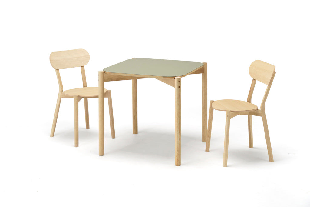 Karimoku New Standard Castor Table Linoleum 75 โต๊ะไม้โอ๊คญี่ปุ่นหน้าโต๊ะ linoleum สีเขียว olive ดีไซน์มินิมอลโดย BIG-GAME สำหรับโต๊ะทำงานหรือโต๊ะอาหา