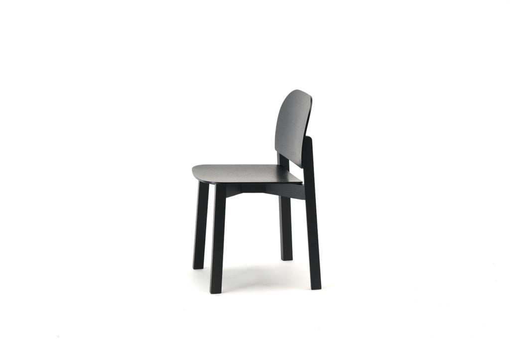 Karimoku New Standard Polar Chair เก้าอี้ไม้โอ๊คที่นั่งไม้อัดดัดโค้ง ออกแบบโดย Moritz Schlatter