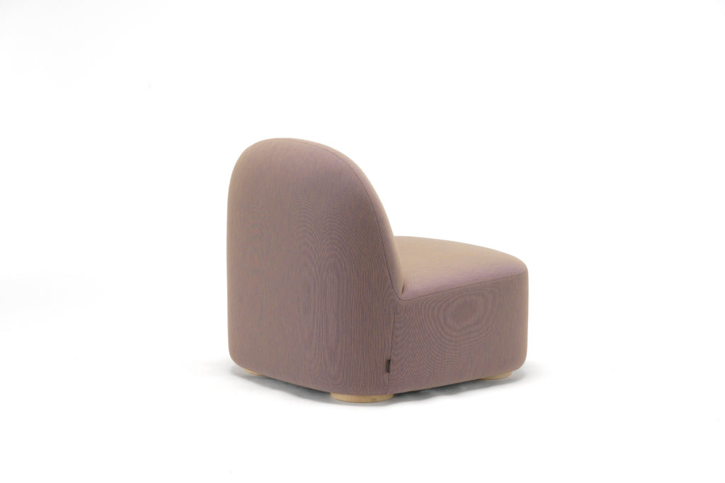 Karimoku New Standard Polar Lounge Chair L เก้าอี้เลานจ์เบาะบุผ้าฐานไม้โอ๊ค ออกแบบโดย Moritz Schlatter