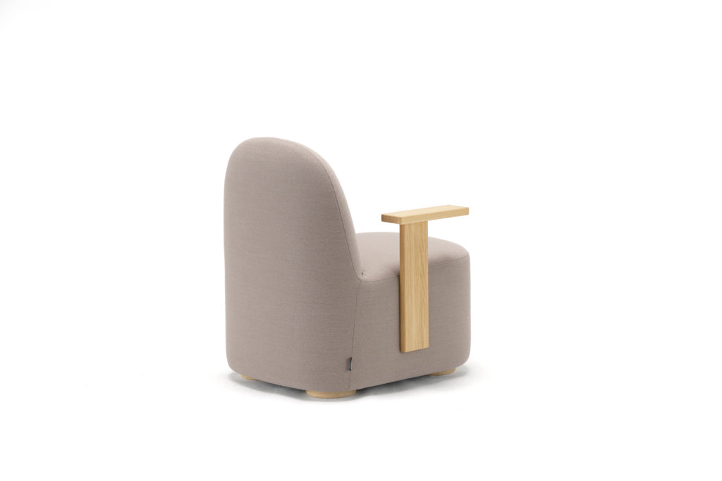 Karimoku New Standard Polar Lounge Chair S with Arms เก้าอี้เลานจ์เบาะบุผ้าพร้อมที่วางแขนไม้โอ๊ค ออกแบบโดย Moritz Schlatter