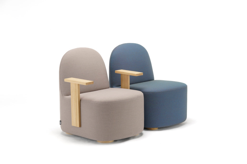 Karimoku New Standard Polar Lounge Chair S with Arms เก้าอี้เลานจ์เบาะบุผ้าพร้อมที่วางแขนไม้โอ๊ค ออกแบบโดย Moritz Schlatter