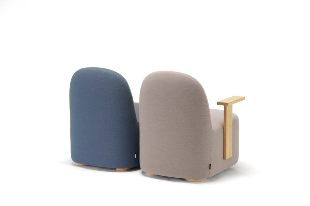 Karimoku New Standard Polar Lounge Chair S with Arms เก้าอี้เลานจ์เบาะบุผ้าพร้อมที่วางแขนไม้โอ๊ค ออกแบบโดย Moritz Schlatter
