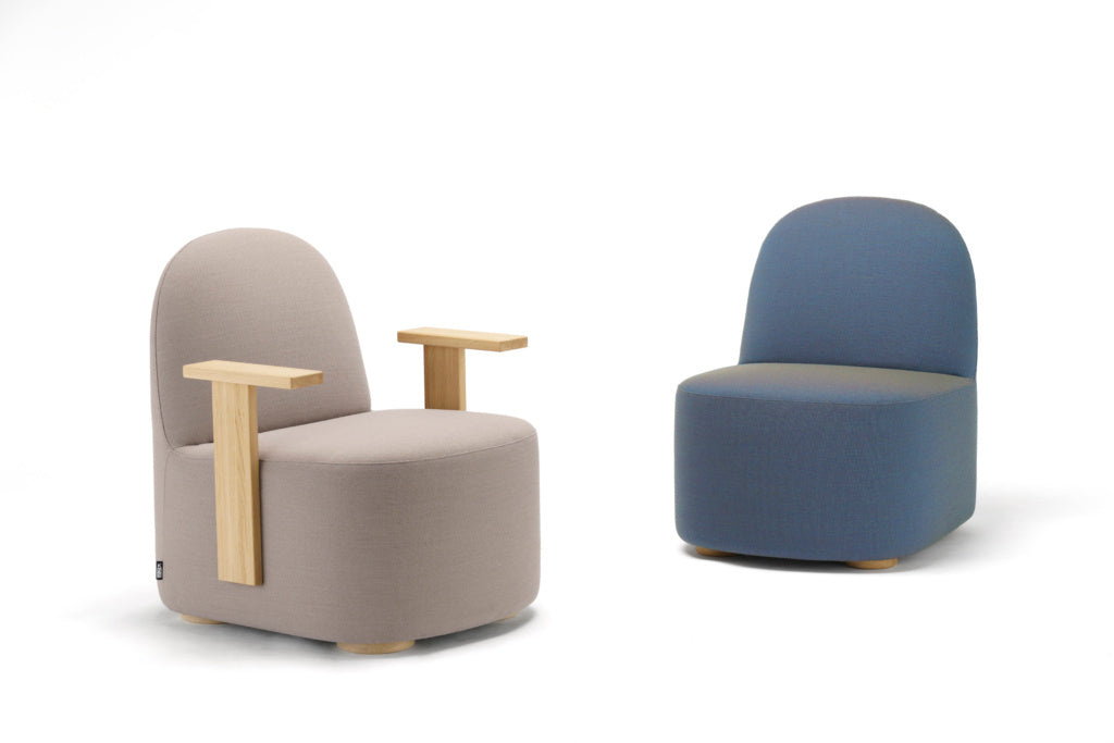 Karimoku New Standard Polar Lounge Chair S with Arms เก้าอี้เลานจ์เบาะบุผ้าพร้อมที่วางแขนไม้โอ๊ค ออกแบบโดย Moritz Schlatter