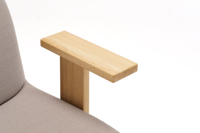 Karimoku New Standard Polar Lounge Chair S with Arms เก้าอี้เลานจ์เบาะบุผ้าพร้อมที่วางแขนไม้โอ๊ค ออกแบบโดย Moritz Schlatter