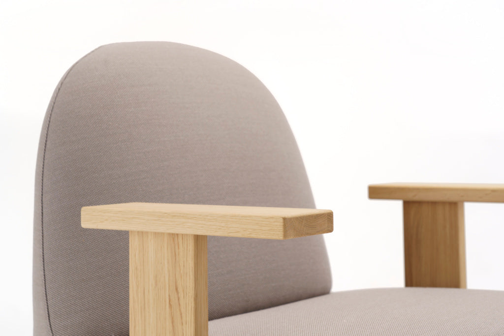 Karimoku New Standard Polar Lounge Chair S with Arms เก้าอี้เลานจ์เบาะบุผ้าพร้อมที่วางแขนไม้โอ๊ค ออกแบบโดย Moritz Schlatter