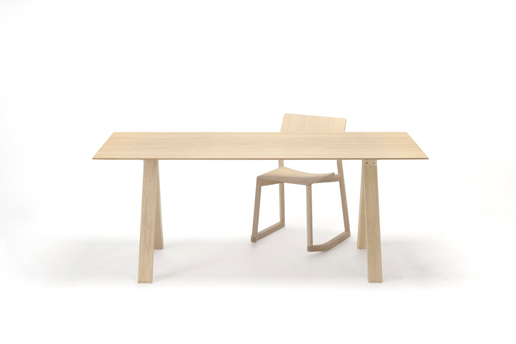 Karimoku New Standard Spectrum ST190 โต๊ะไม้โอ๊คดีไซน์มินิมอลสำหรับรับประทานอาหารหรือประชุม ออกแบบโดย Geckeler Michels