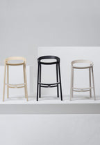 Mattiazzi MC1 SHE SAID Counter และ Bar Stool สตูลไม้ ash ออกแบบโดย Nitzan Cohen พร้อม backrest โค้งต่อเนื่องและรายละเอียดงานไม้ร่วมสมัย