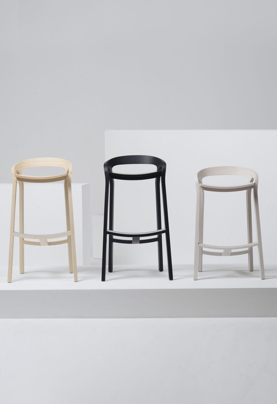 Mattiazzi MC1 SHE SAID Counter และ Bar Stool สตูลไม้ ash ออกแบบโดย Nitzan Cohen พร้อม backrest โค้งต่อเนื่องและรายละเอียดงานไม้ร่วมสมัย
