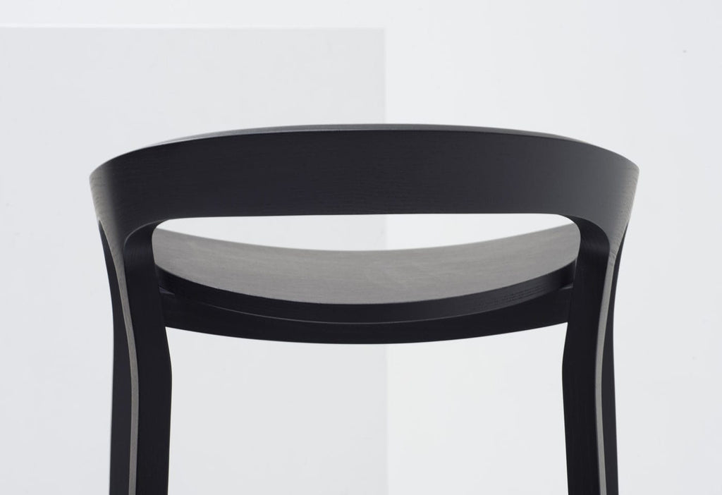 Mattiazzi MC1 SHE SAID Counter และ Bar Stool สตูลไม้ ash ออกแบบโดย Nitzan Cohen พร้อม backrest โค้งต่อเนื่องและรายละเอียดงานไม้ร่วมสมัย
