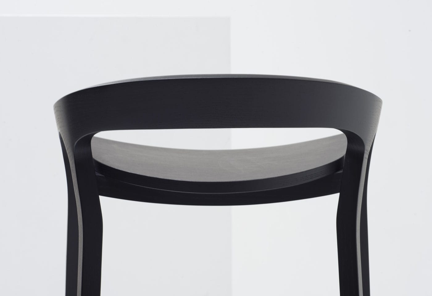 Mattiazzi MC1 SHE SAID Counter และ Bar Stool สตูลไม้ ash ออกแบบโดย Nitzan Cohen พร้อม backrest โค้งต่อเนื่องและรายละเอียดงานไม้ร่วมสมัย