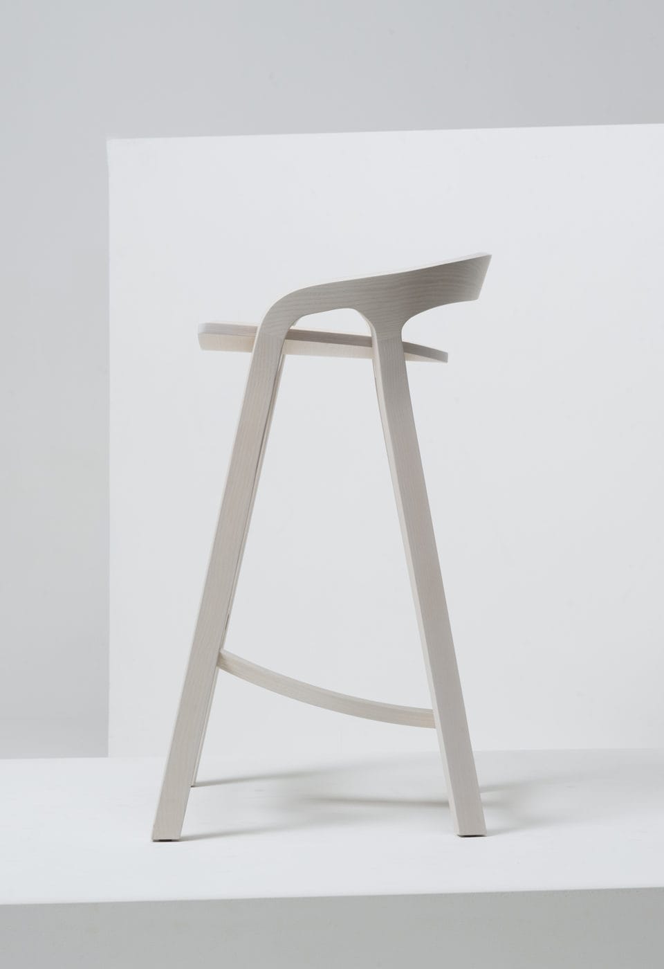 Mattiazzi MC1 SHE SAID Counter และ Bar Stool สตูลไม้ ash ออกแบบโดย Nitzan Cohen พร้อม backrest โค้งต่อเนื่องและรายละเอียดงานไม้ร่วมสมัย