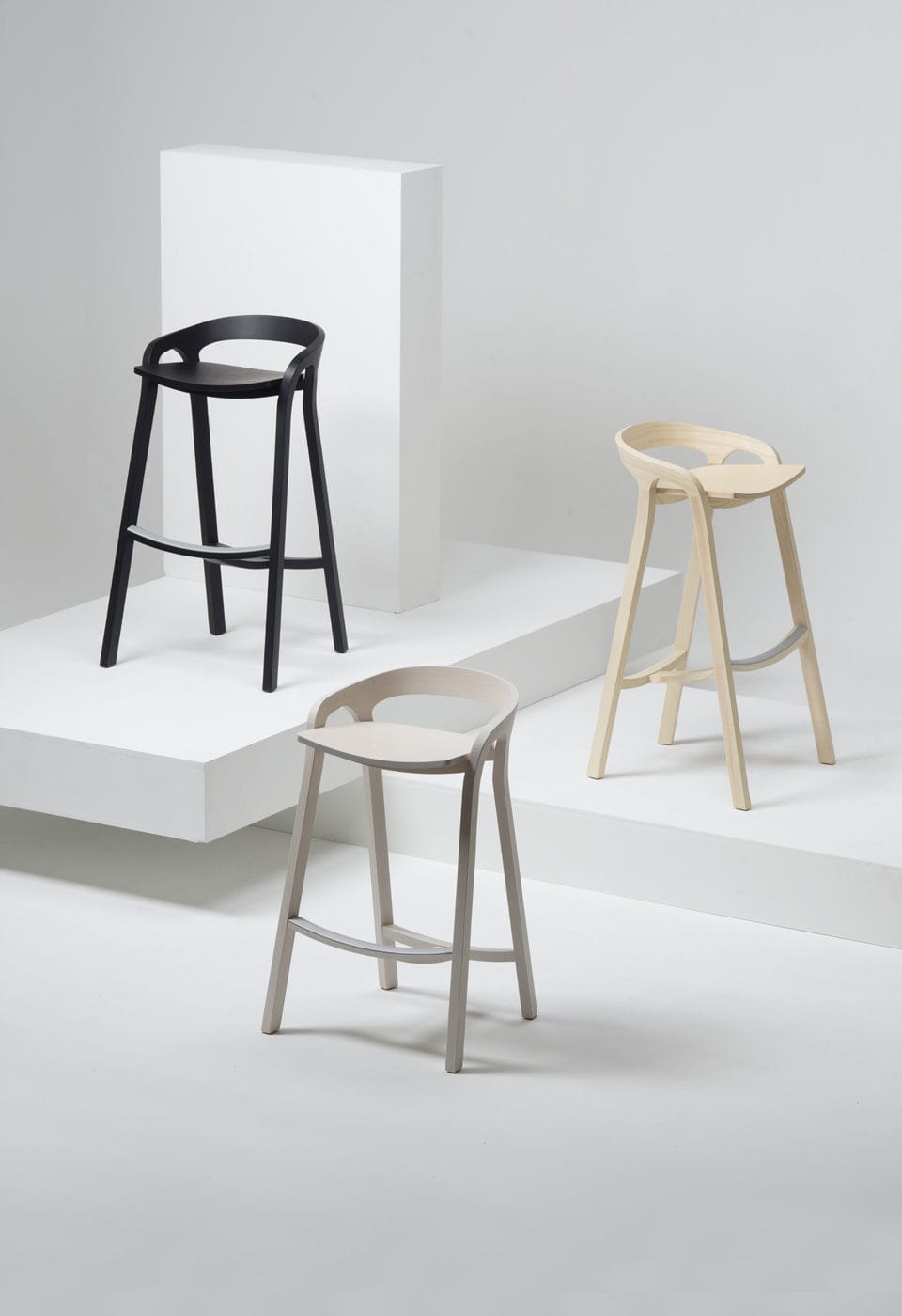 Mattiazzi MC1 SHE SAID Counter และ Bar Stool สตูลไม้ ash ออกแบบโดย Nitzan Cohen พร้อม backrest โค้งต่อเนื่องและรายละเอียดงานไม้ร่วมสมัย