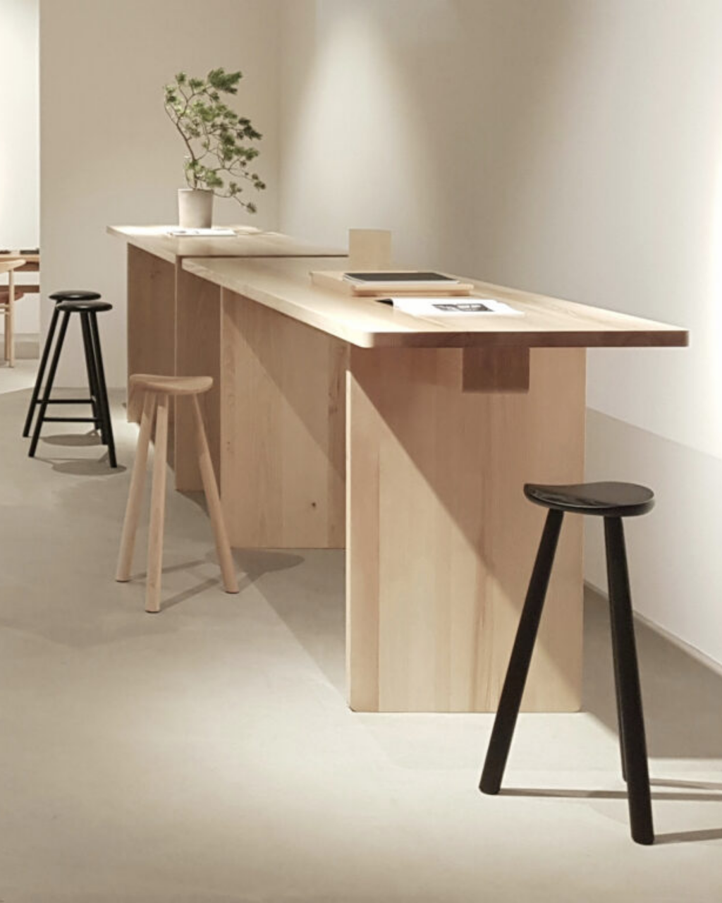 Nikari Edi High Table โต๊ะสูง ash หรือ oak มีให้เลือกสองระดับความสูง ออกแบบโดย Claesson Koivisto Rune