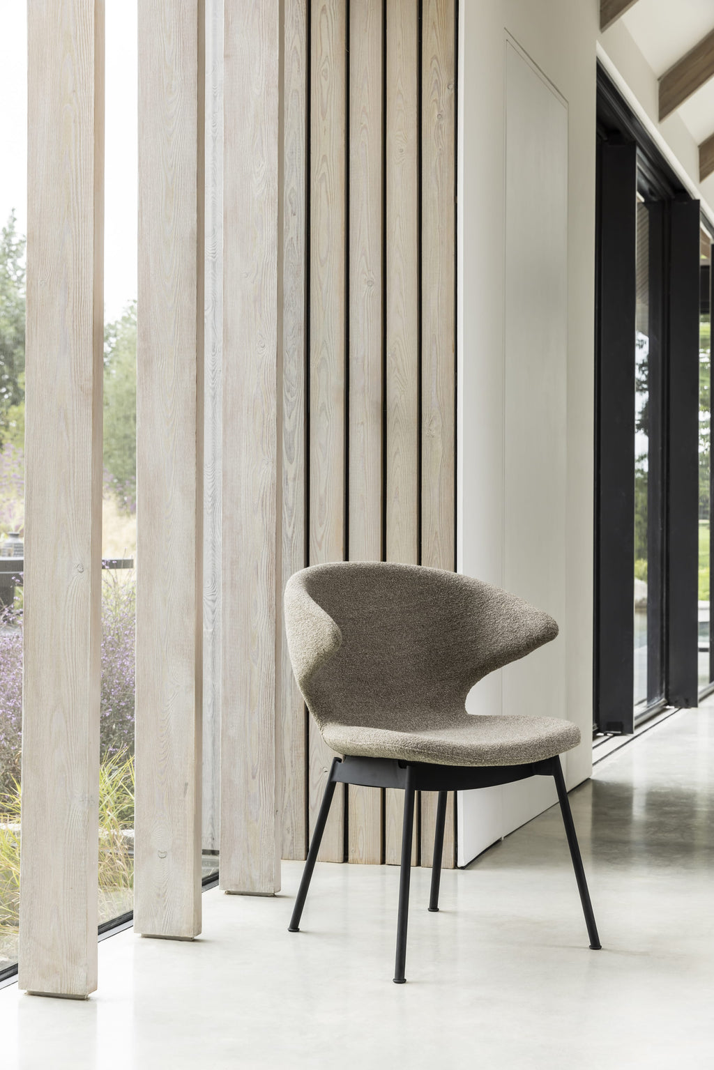 Case Furniture Ella Dining Chair เก้าอี้รับประทานอาหารดีไซน์โค้งล้อมตัว บุผ้า Fine Bouclé สี Pepper หรือ Sable พร้อมฐานให้เลือกทั้งเหล็กดำ สเตนเลส ไม้โอ๊ค และไม้วอลนัต