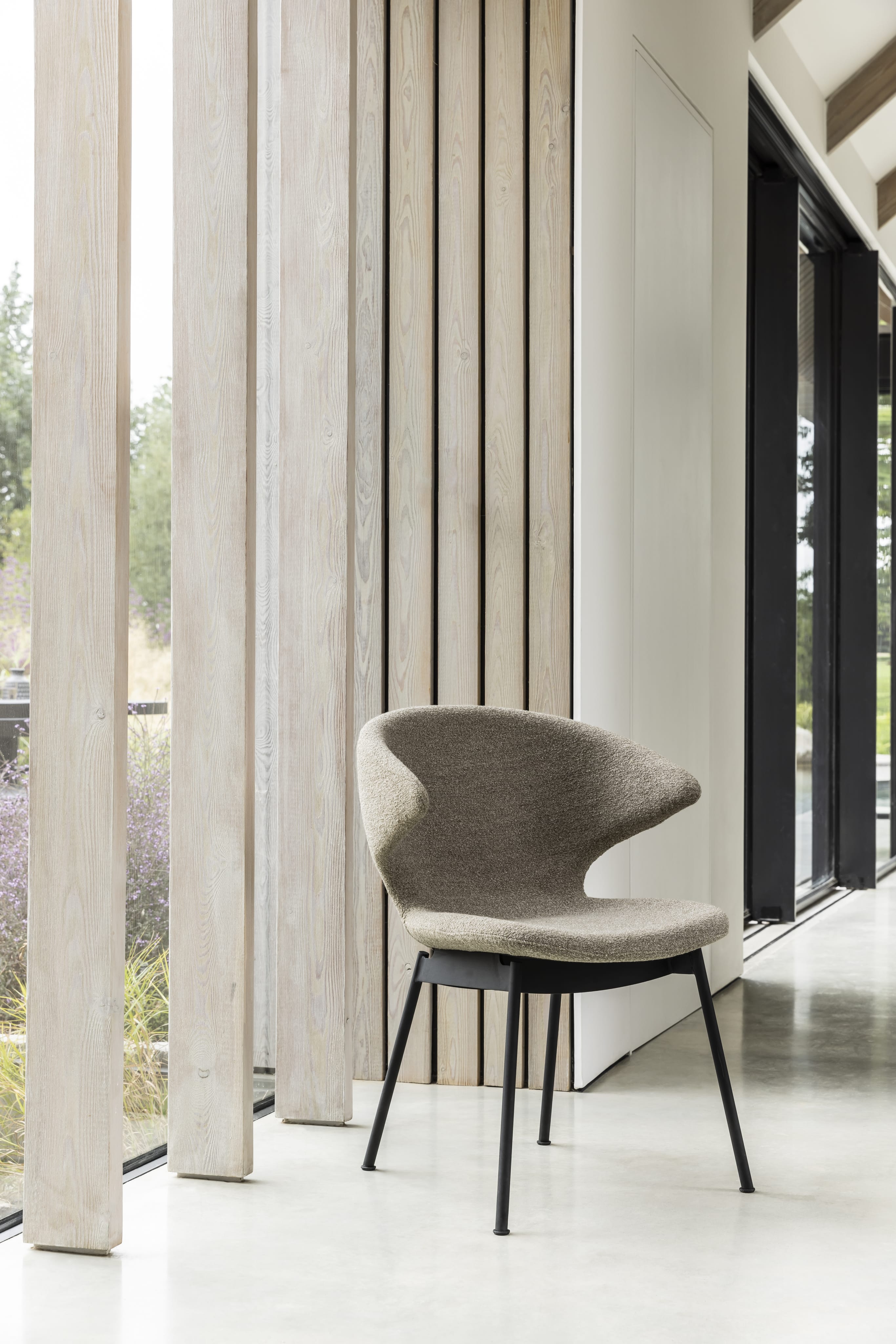 Case Furniture Ella Dining Chair เก้าอี้รับประทานอาหารดีไซน์โค้งล้อมตัว บุผ้า Fine Bouclé สี Pepper หรือ Sable พร้อมฐานให้เลือกทั้งเหล็กดำ สเตนเลส ไม้โอ๊ค และไม้วอลนัต