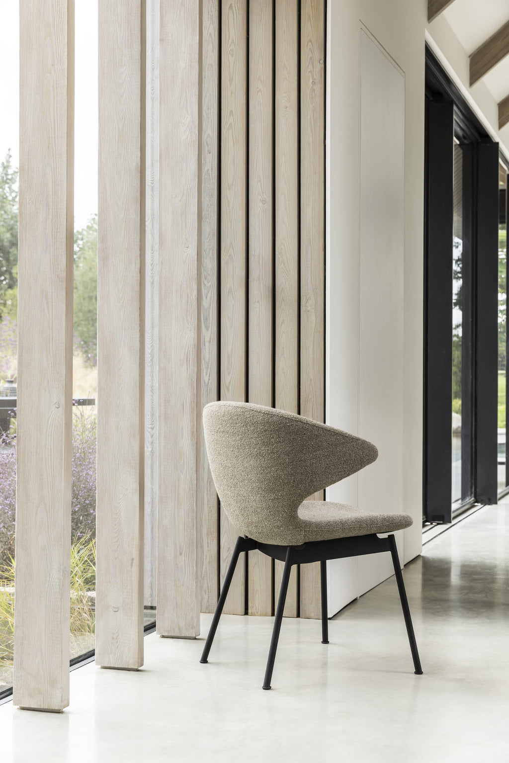 Case Furniture Ella Dining Chair เก้าอี้รับประทานอาหารดีไซน์โค้งล้อมตัว บุผ้า Fine Bouclé สี Pepper หรือ Sable พร้อมฐานให้เลือกทั้งเหล็กดำ สเตนเลส ไม้โอ๊ค และไม้วอลนัต