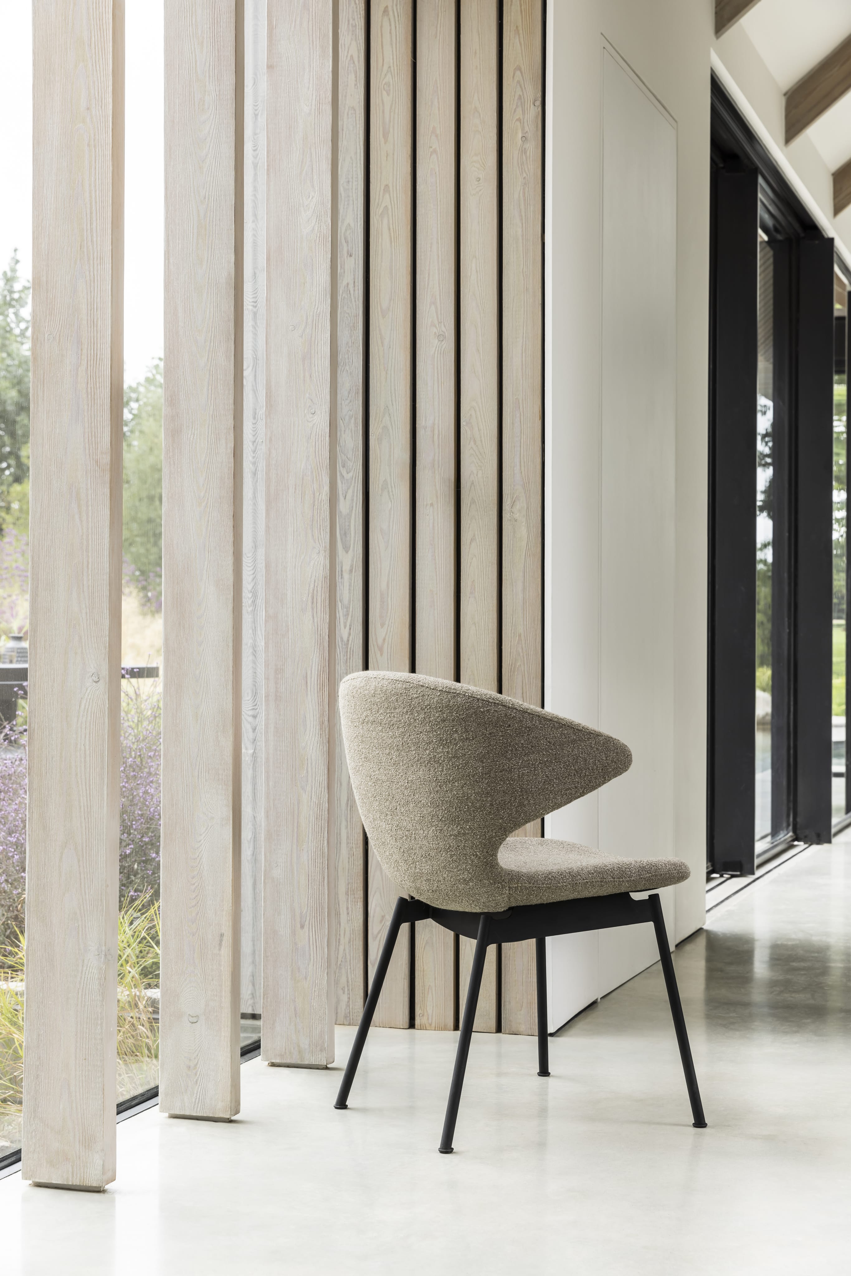 Case Furniture Ella Dining Chair เก้าอี้รับประทานอาหารดีไซน์โค้งล้อมตัว บุผ้า Fine Bouclé สี Pepper หรือ Sable พร้อมฐานให้เลือกทั้งเหล็กดำ สเตนเลส ไม้โอ๊ค และไม้วอลนัต