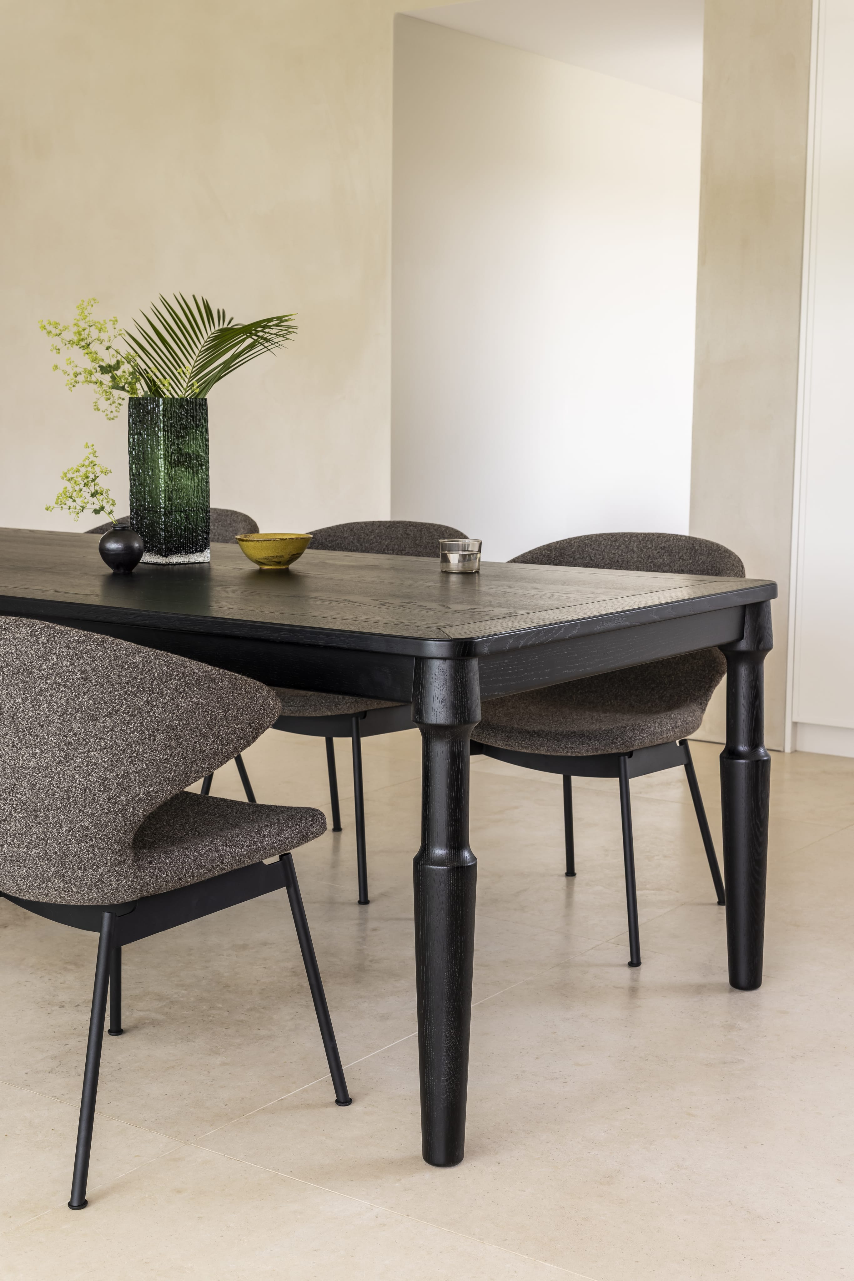 Case Furniture Ella Dining Chair เก้าอี้รับประทานอาหารดีไซน์โค้งล้อมตัว บุผ้า Fine Bouclé สี Pepper หรือ Sable พร้อมฐานให้เลือกทั้งเหล็กดำ สเตนเลส ไม้โอ๊ค และไม้วอลนัต
