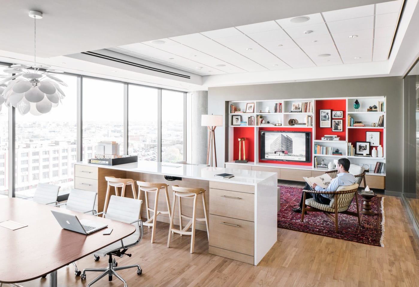 Mattiazzi MC1 SHE SAID Counter และ Bar Stool สตูลไม้ ash ออกแบบโดย Nitzan Cohen พร้อม backrest โค้งต่อเนื่องและรายละเอียดงานไม้ร่วมสมัย