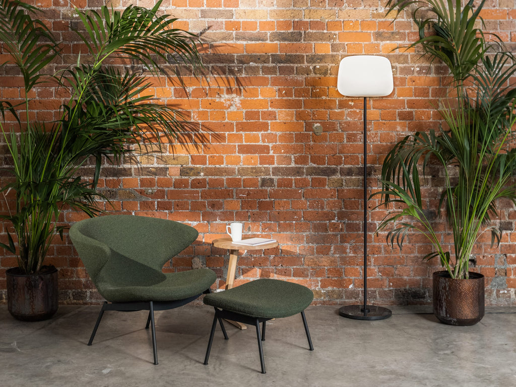 Case Furniture Ella Ottoman สตูลพักเท้าทรงโมเดิร์น หุ้มผ้า Bouclé เนื้อนุ่ม พร้อมฐานให้เลือก 4 แบบ ทั้งเหล็กดำ สเตนเลส ไม้โอ๊ค และไม้วัลนัต ออกแบบโดย Matthew Hilton ใช้คู่กับ Ella Lounge Chair