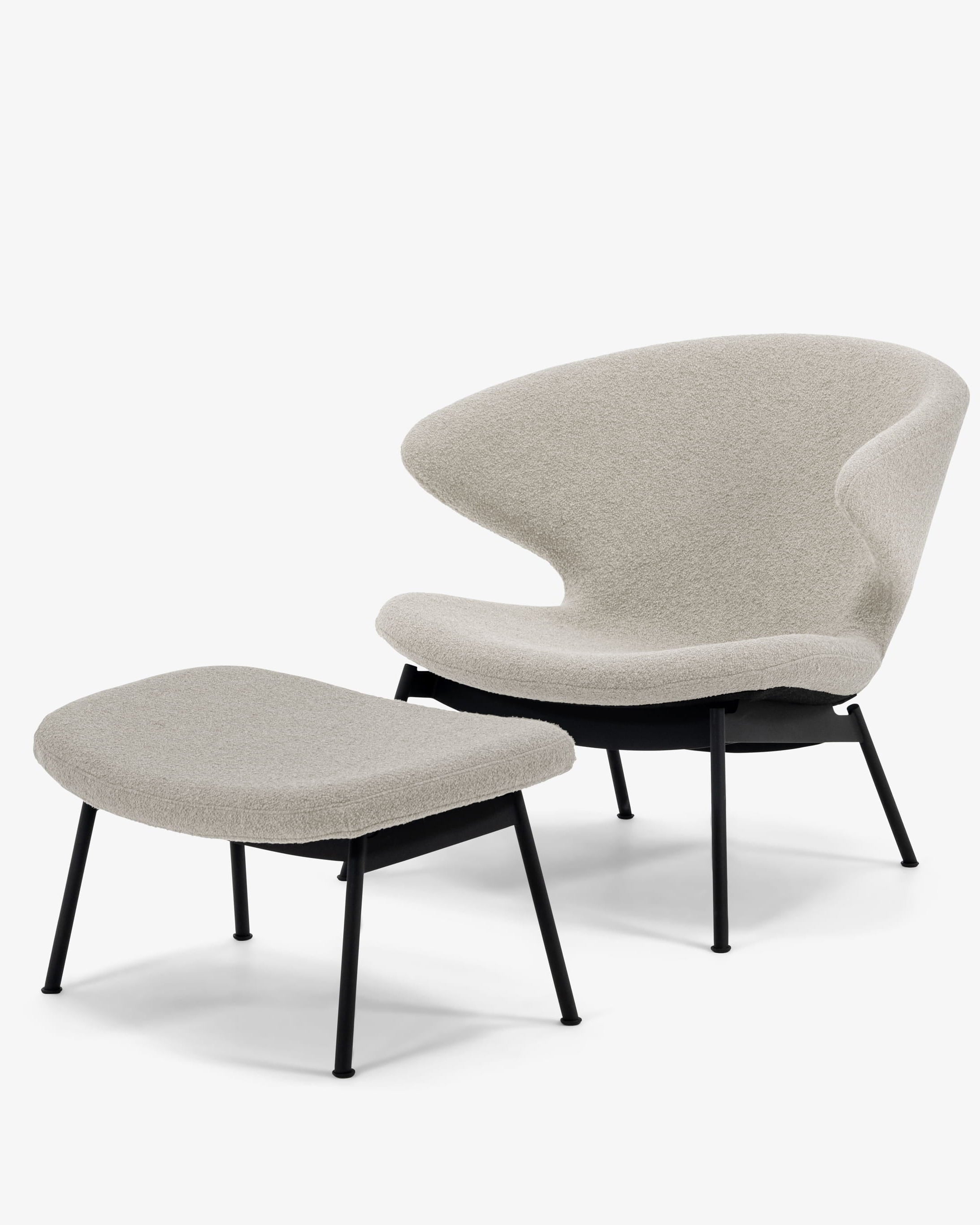 Case Furniture Ella Lounge Chair เก้าอี้พักผ่อนทรงโค้งล้อมตัว หุ้มผ้า Bouclé เนื้อนุ่ม ให้สัมผัสอบอุ่น รองรับสรีระได้ดี ฐานมีให้เลือกทั้งเหล็กดำ สเตนเลส ไม้โอ๊ค และวอลนัต เหมาะสำหรับห้องนั่งเล่น ห้องนอน หรือมุมนั่งอ่านหนังสือที่ต้องการความสบายและดีไซน์ร่วมสมัย