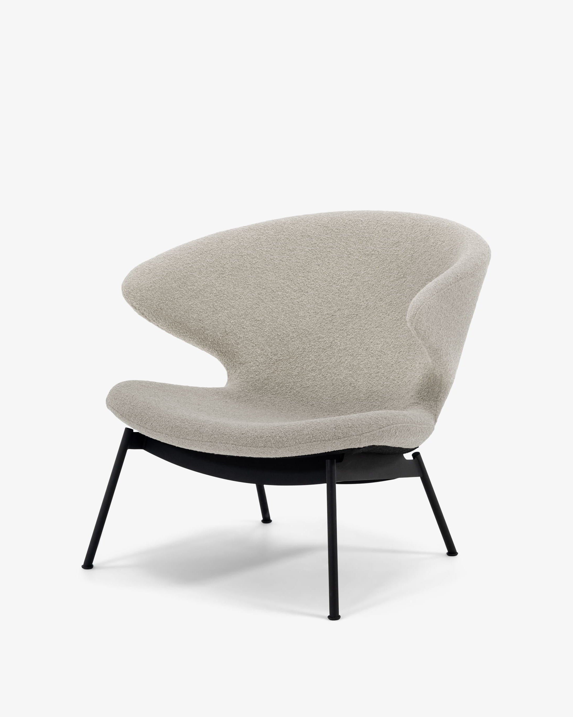 Case Furniture Ella Lounge Chair เก้าอี้พักผ่อนทรงโค้งล้อมตัว หุ้มผ้า Bouclé เนื้อนุ่ม ให้สัมผัสอบอุ่น รองรับสรีระได้ดี ฐานมีให้เลือกทั้งเหล็กดำ สเตนเลส ไม้โอ๊ค และวอลนัต เหมาะสำหรับห้องนั่งเล่น ห้องนอน หรือมุมนั่งอ่านหนังสือที่ต้องการความสบายและดีไซน์ร่วมสมัย