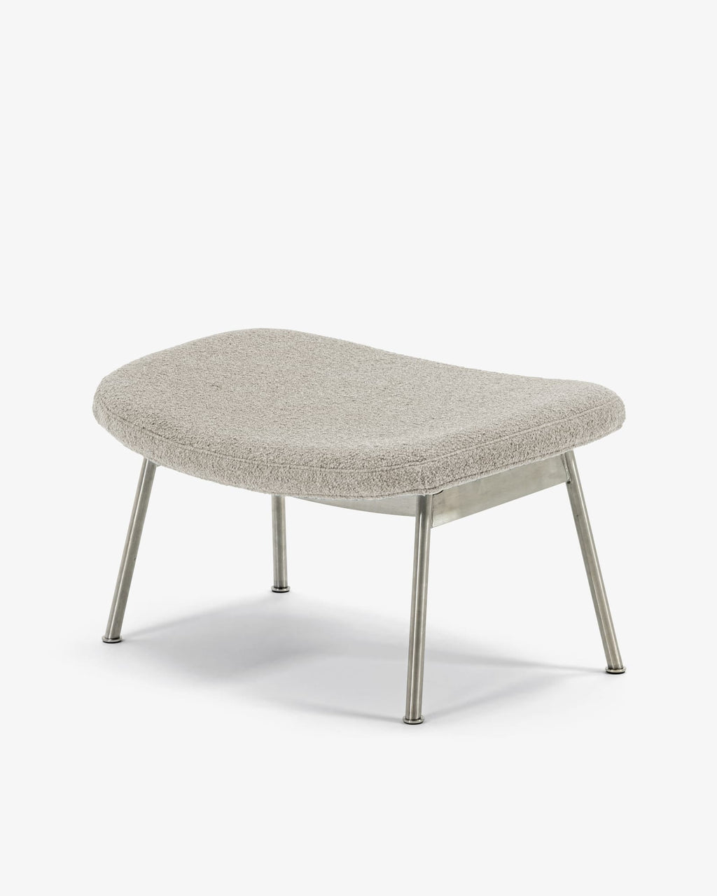 Case Furniture Ella Ottoman สตูลพักเท้าทรงโมเดิร์น หุ้มผ้า Bouclé เนื้อนุ่ม พร้อมฐานให้เลือก 4 แบบ ทั้งเหล็กดำ สเตนเลส ไม้โอ๊ค และไม้วัลนัต ออกแบบโดย Matthew Hilton ใช้คู่กับ Ella Lounge Chair