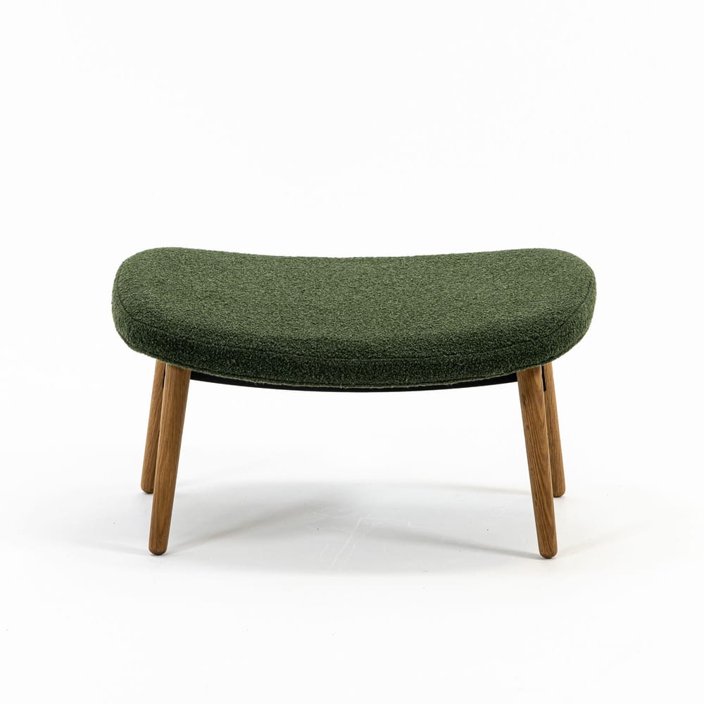 Case Furniture Ella Ottoman สตูลพักเท้าทรงโมเดิร์น หุ้มผ้า Bouclé เนื้อนุ่ม พร้อมฐานให้เลือก 4 แบบ ทั้งเหล็กดำ สเตนเลส ไม้โอ๊ค และไม้วัลนัต ออกแบบโดย Matthew Hilton ใช้คู่กับ Ella Lounge Chair