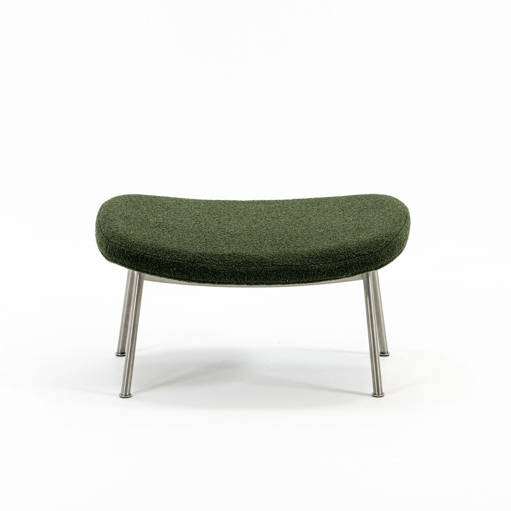 Case Furniture Ella Ottoman สตูลพักเท้าทรงโมเดิร์น หุ้มผ้า Bouclé เนื้อนุ่ม พร้อมฐานให้เลือก 4 แบบ ทั้งเหล็กดำ สเตนเลส ไม้โอ๊ค และไม้วัลนัต ออกแบบโดย Matthew Hilton ใช้คู่กับ Ella Lounge Chair