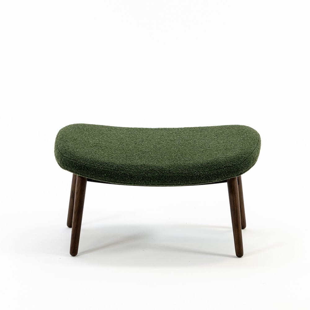 Case Furniture Ella Ottoman สตูลพักเท้าทรงโมเดิร์น หุ้มผ้า Bouclé เนื้อนุ่ม พร้อมฐานให้เลือก 4 แบบ ทั้งเหล็กดำ สเตนเลส ไม้โอ๊ค และไม้วัลนัต ออกแบบโดย Matthew Hilton ใช้คู่กับ Ella Lounge Chair