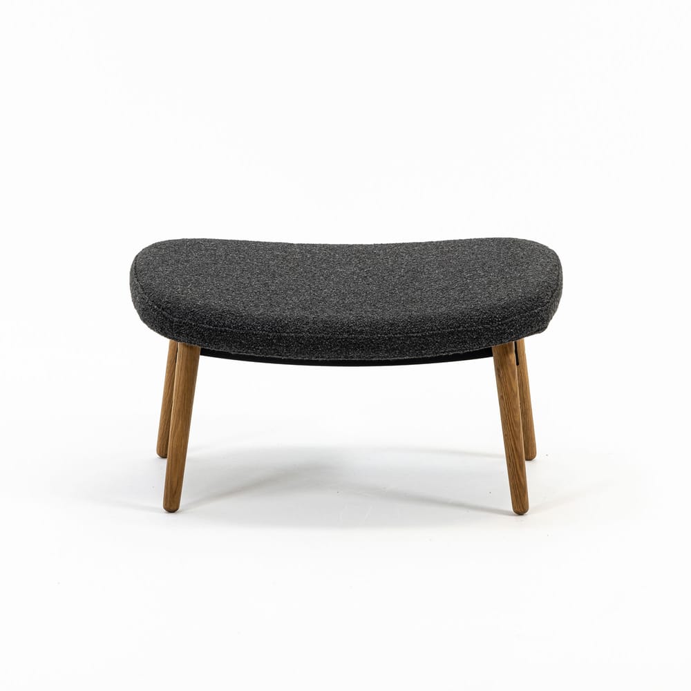 Case Furniture Ella Ottoman สตูลพักเท้าทรงโมเดิร์น หุ้มผ้า Bouclé เนื้อนุ่ม พร้อมฐานให้เลือก 4 แบบ ทั้งเหล็กดำ สเตนเลส ไม้โอ๊ค และไม้วัลนัต ออกแบบโดย Matthew Hilton ใช้คู่กับ Ella Lounge Chair