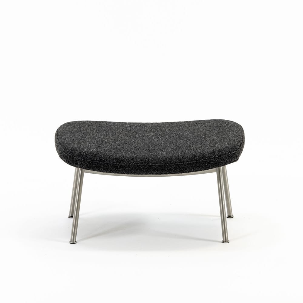 Case Furniture Ella Ottoman สตูลพักเท้าทรงโมเดิร์น หุ้มผ้า Bouclé เนื้อนุ่ม พร้อมฐานให้เลือก 4 แบบ ทั้งเหล็กดำ สเตนเลส ไม้โอ๊ค และไม้วัลนัต ออกแบบโดย Matthew Hilton ใช้คู่กับ Ella Lounge Chair