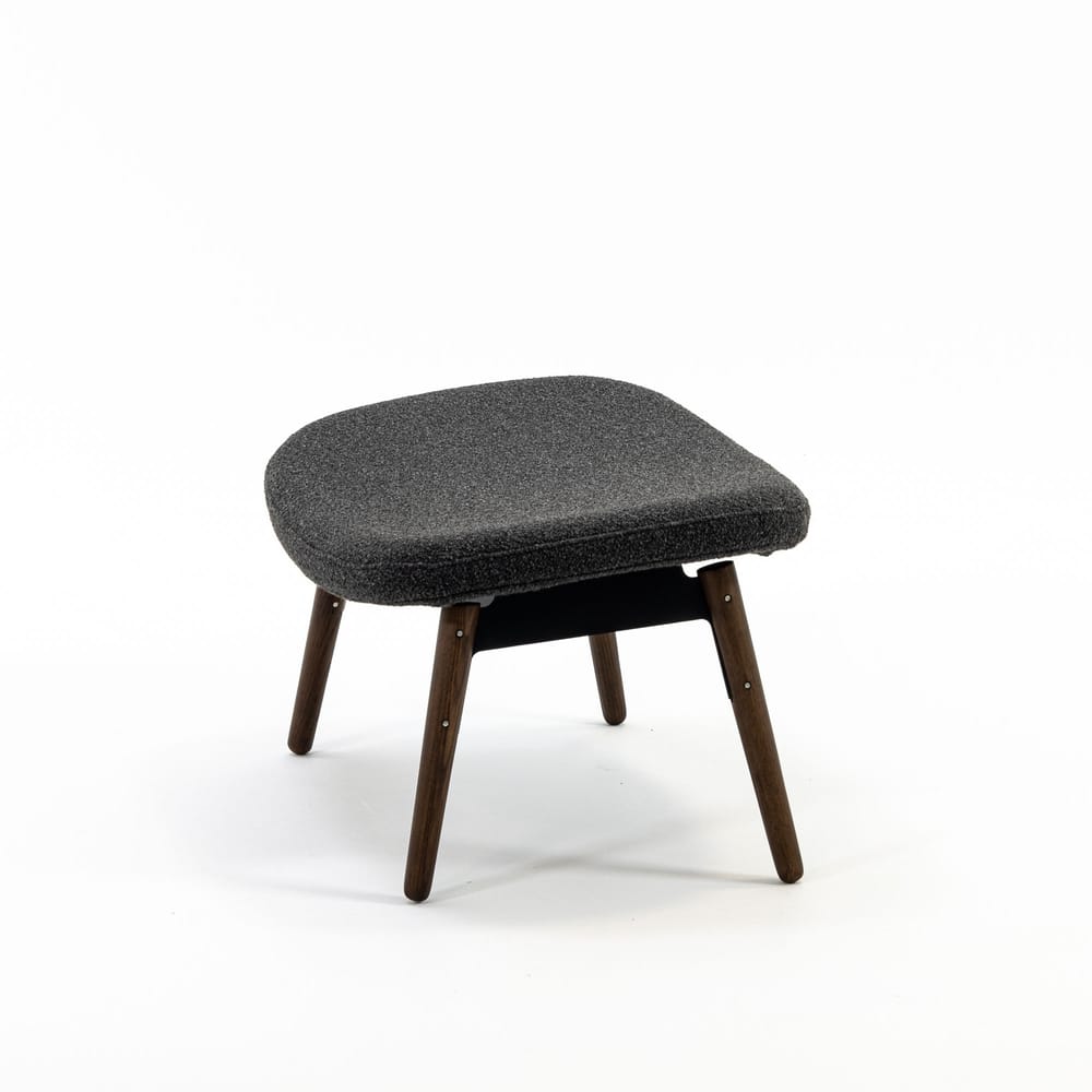 Case Furniture Ella Ottoman สตูลพักเท้าทรงโมเดิร์น หุ้มผ้า Bouclé เนื้อนุ่ม พร้อมฐานให้เลือก 4 แบบ ทั้งเหล็กดำ สเตนเลส ไม้โอ๊ค และไม้วัลนัต ออกแบบโดย Matthew Hilton ใช้คู่กับ Ella Lounge Chair