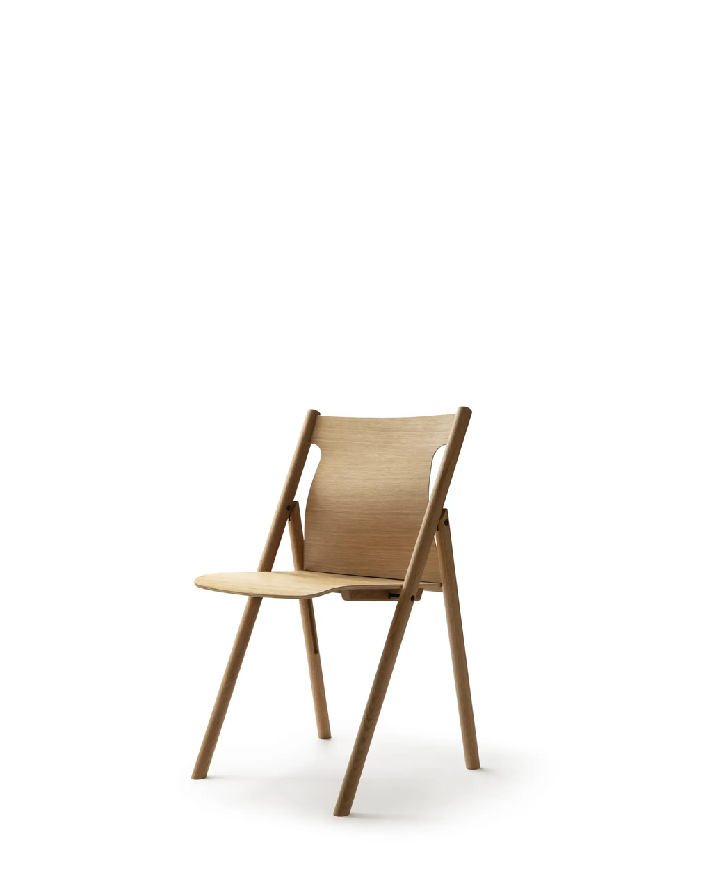 Nikari Faneeri Folding Chair เก้าอี้พับ oak พร้อมพนักพิง cross-laminated veneer ออกแบบโดย Jonas Forsman